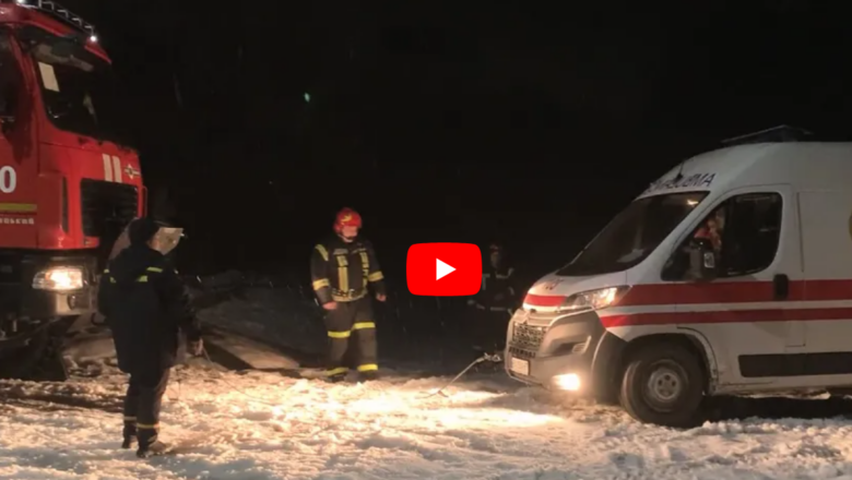 На Хмельниччині рятувальники буксирували зі снігу “швидку” (відео)