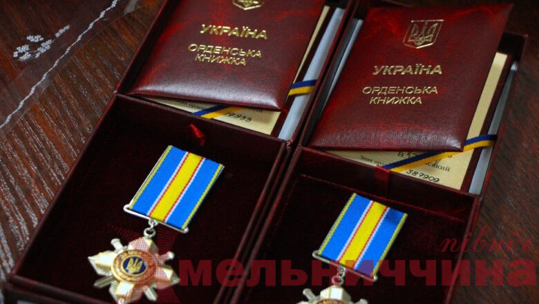 У Нетішинській громаді двом родинам загиблих військових вручили державні нагороди за мужність Воїнів