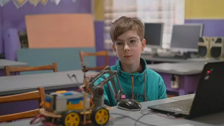 На Хмельниччині п’ятикласник створив модель робота для розмінування