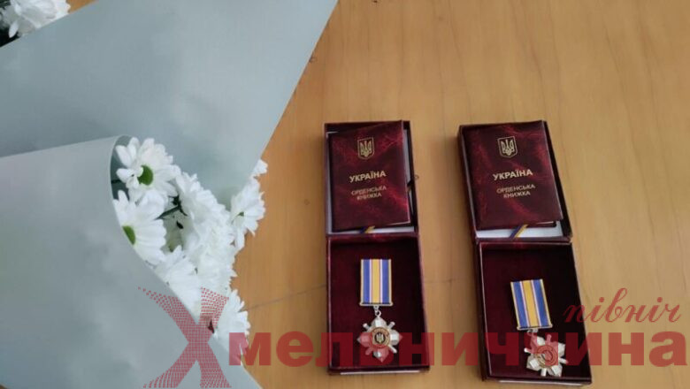 На Шепетівщині родинам двох загиблих воїнів урочисто вручили їхні посмертні нагороди, вшанувавши мужність і жертовність героїв.