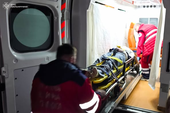 У Славуті з даху будівлі впала людина