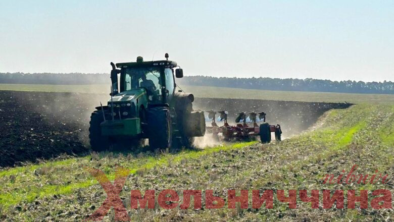 На Шепетівщині розпочали глибоку оранку майбутніх бурякових полів