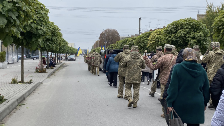 У Полонській громаді попрощались із полеглим на війні Іваном Біляєвим