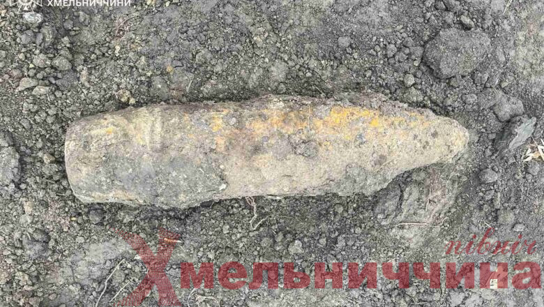 На Шепетівщині піротехніки ДСНС знищили артснаряд часів Другої світової війни