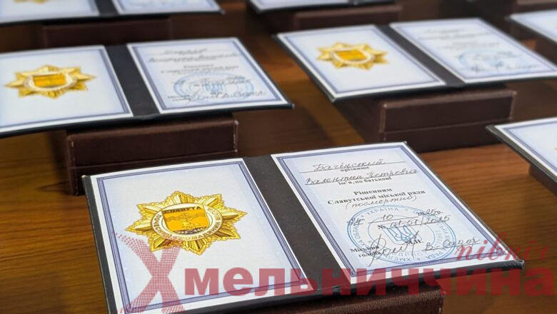 У Славуті вручили звання «Почесний громадянин» сім’ям загиблих Захисників