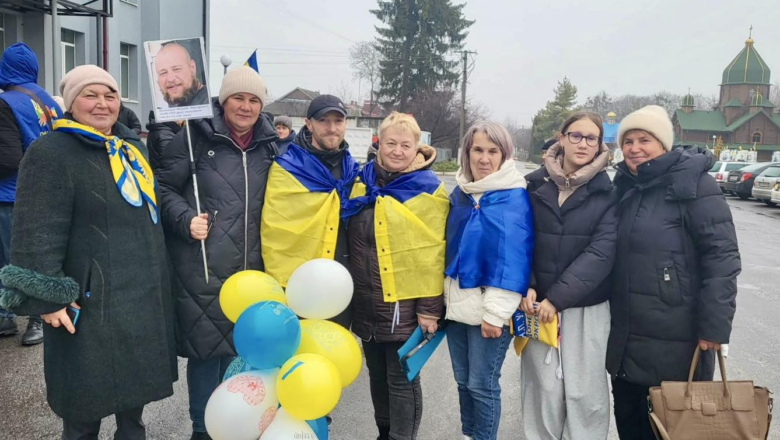 Громада на Хмельниччині зустріла земляка, який повернувся з полону