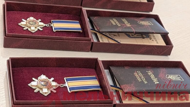 У Славутській громаді рідним загиблих Воїнів передали посмертні державні нагороди