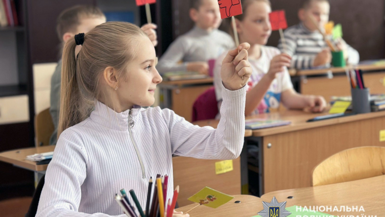 «Кіберщит» для найменших: в Ізяславі поліцейські вчили школярів боротися з онлайн-монстрами