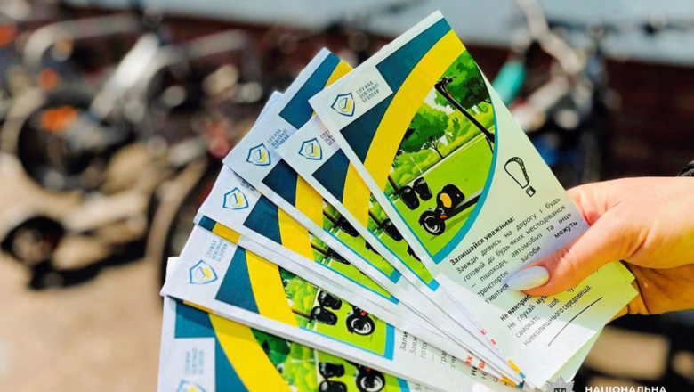 Самокати та велосипеди на дорогах Хмельниччини: поліція безпеки навчає школярів правил безпеки в місті