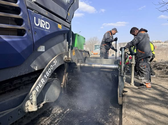 Дорожники працюють на трасах Хмельниччини: де саме тривають ремонти на маршрутах через Шепетівщину