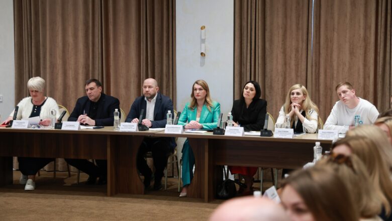 На Хмельниччині впроваджують наставництво для дітей та молоді: в області готують першу групу фахівців