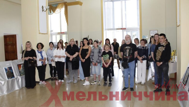 Війна очима митця і ветерана: у Славуті презентували виставку «Обличчя війни»