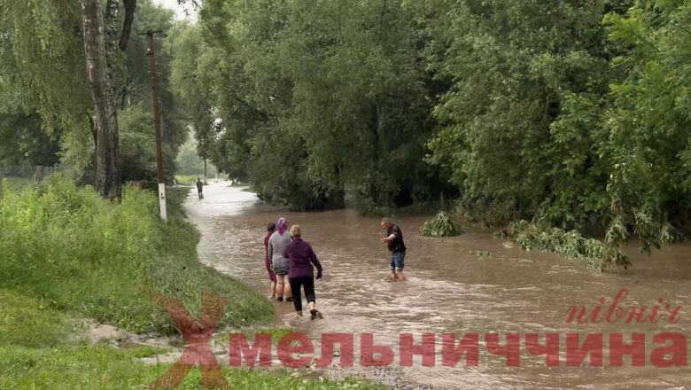 Злива перетворила вулиці на річки: у селі Залужжя на Білогірщині вода знищила городи та підтопила подвір’я