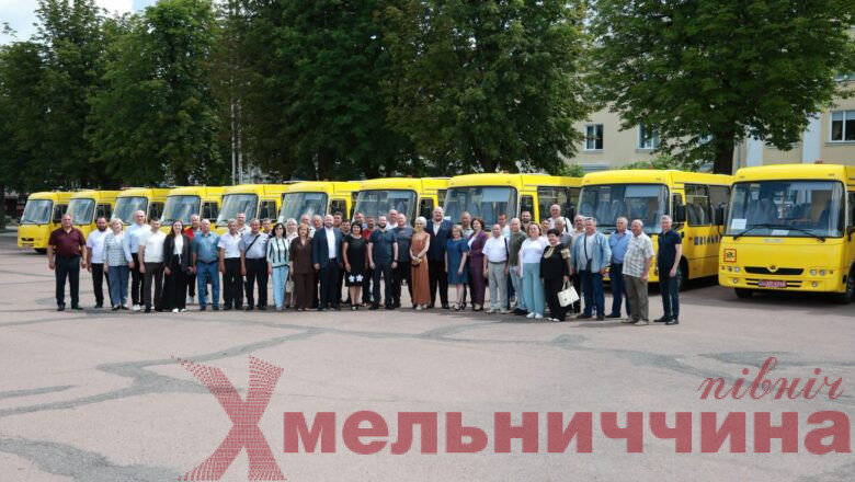 Громадам Хмельниччини передали 15 сучасних шкільних автобусів