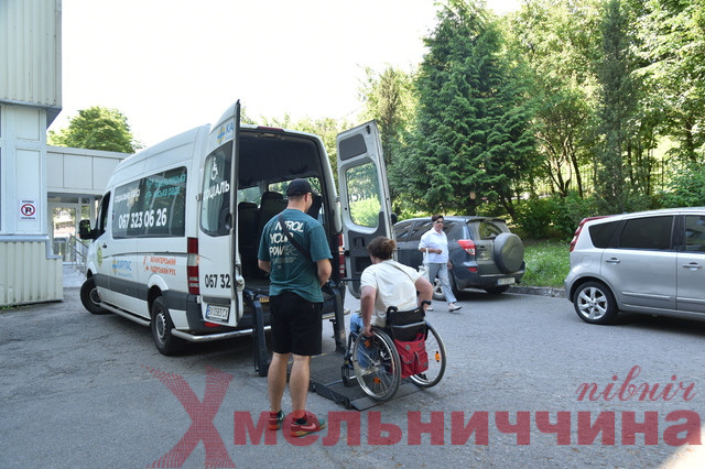 Соціальне таксі у Хмельницькому: як працює унікальна послуга, що вже 10 років забезпечує мобільність маломобільних мешканців