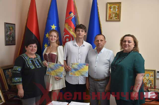 За знання — грошова винагорода: у Старокостянтинові нагородили випускників із найвищими балами НМТ