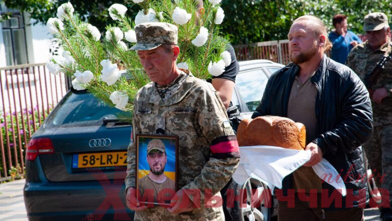 Два роки між надією і болем: Білогірська громада попрощалася із полеглим Захисником Богданом Ткачуком