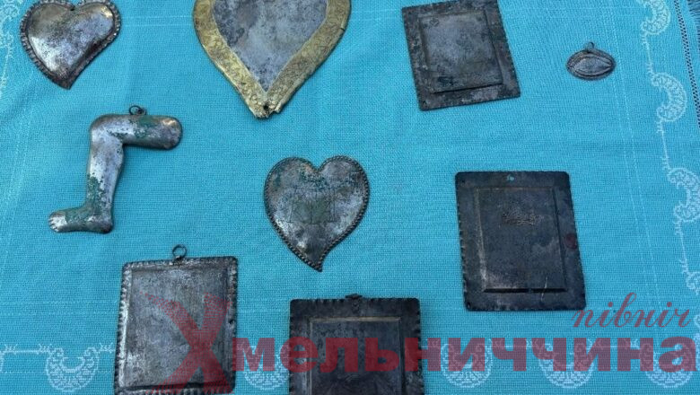 Металеві молитви крізь століття: в Ізяславському музеї зберігають унікальну колекцію вотивів XVIII–XIX століть