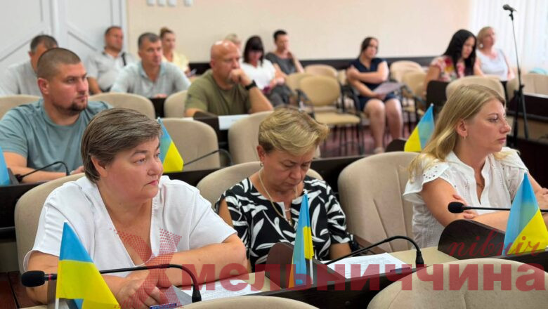 Підтримка військових, безкоштовне харчування школярів і нові соціальні рішення: у Нетішині відбулася позачергова сесія міської ради