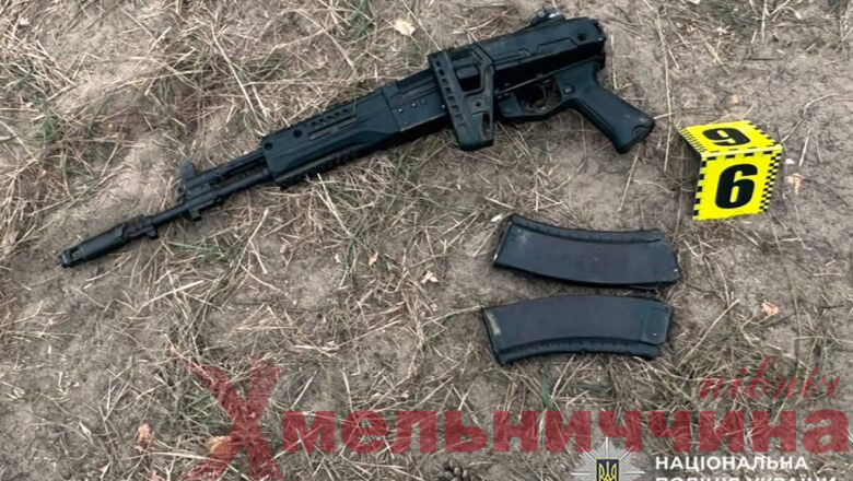 Погрожували автоматом та імітували його заряджання: на Славутчині затримали двох чоловіків