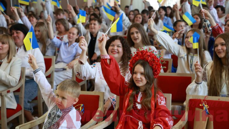 «Маленькі люди з великими серцями»: на Хмельниччині презентували IV том «Україна – це ми!»